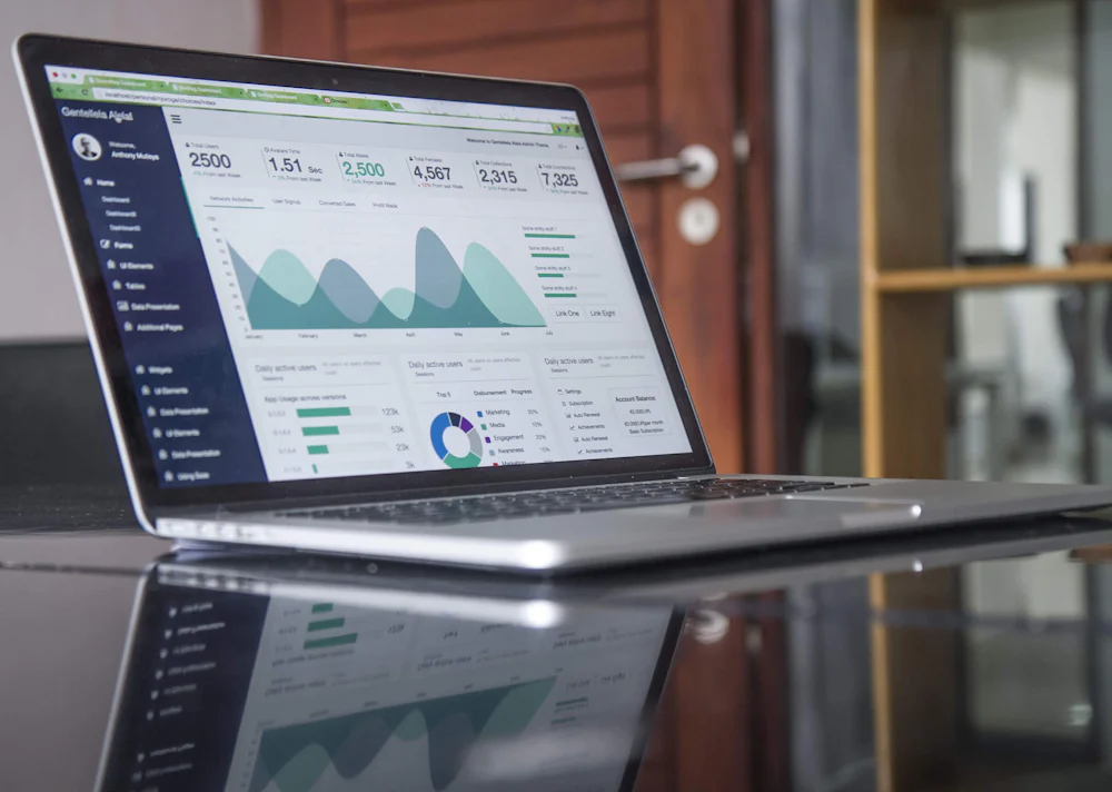 Laptop con un panel de producción: cotizaciones, pólizas y renovaciones