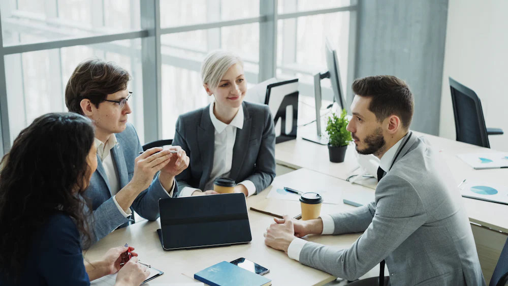 Equipo de agentes conversando en una oficina moderna